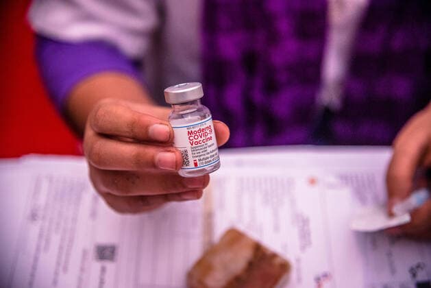 August 7, 2021, Barishal, Barishal, Bangladesh: A health worker shows a vial of the Moderna vaccine against the Covid-19 coronavirus in a mass Vaccination camp at Barishal City, Bangladesh on August 7th, 2021 Barishal Bangladesh - ZUMAr337 20210807_zip_r337_013 Copyright: xMustasinurxRahmanxAlvix