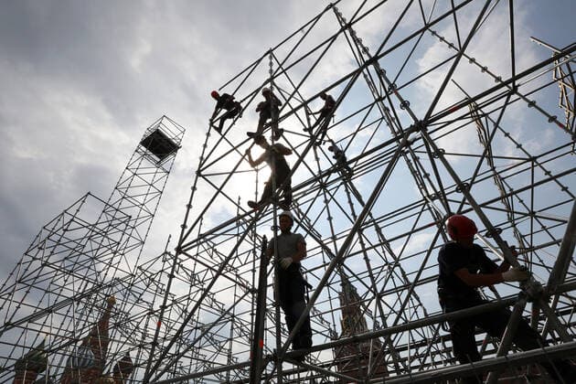 MOSCOW, RUSSIA - AUGUST 7, 2021: Workers assemble structures for the 2021 Spasskaya Tower International Military Music Festival scheduled to take place from August 27 to September 5 as a COVID free event. Vladimir Gerdo TASS  TS10BD47