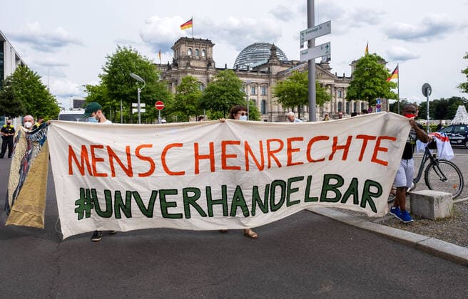 Bilder des Jahres 2021, News 08 August News Themen der Woche KW31 News Bilder des Tages Seenotrettungs- und Fluechtlingsorganisationen haben am Samstag (07.08.2021) in mehreren deutschen Staedten fuer eine Unterstuetzung der zivilen Seenotrettung auf dem Mittelmeer demonstriert. In Berlin versammelten sich unter dem Motto Seenotrettung ist unverhandelbar rund 150 Menschen in der Naehe des Bundestags. Sie forderten von der Bundesregierung auch den Einsatz fuer ein europaeisches Seenotrettungsprogramm. (Siehe epd-Meldung vom 07.08.2021) Demonstration fuer zivile Seenotrettung in Berlin *** Sea rescue and refugee organizations demonstrated on Saturday 07 08 2021 in several German cities for support of civilian sea rescue on the Mediterranean Sea In Berlin, about 150 people gathered near the Bundestag under the motto Sea rescue Copyright: epd-bild RolfxZoellner EDITORIAL USE ONLY