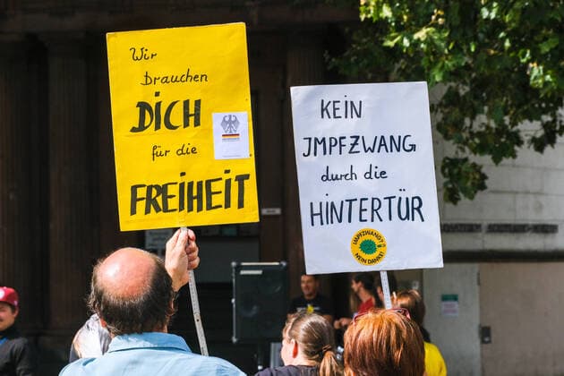 Düsseldorf 07.08.2021 Demo Demonstration Coronademo Corona-Demo Coronademonstration Impfgegner Verschwörungstheoretiker Schwurbler Querdenker Querdenken Impfzwang Plakat Düsseldorf Nordrhein-Westfalen Deutschland