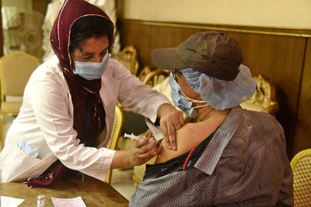 Coronavirus Vaccination In Dhaka, Bangladesh A health worker inoculates a man with a dose of the Moderna COVID19 vaccine during a mass vaccination campaign at the shamoli vaccine center in Dhaka, Bangladesh, August 7, 2021. According to the Bangladesh Directorate General of Health Services (DGHS) the nationwide mass vaccination program starts of its vaccination drive aimed at injecting 3.5 million people in six days. Bangladesh has recorded nearly 1.31 million coronavirus infections and 21,638 fatalities since the pandemic began. Dhaka Bangladesh rashid-covid19m210807_npeo3  Copyright: xSTRx