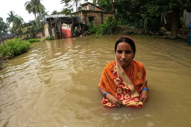 IMAGO Nature: Unsere Erde, Klimawandel, Überschwemmungen Monsoon Rain In India A flood victim wades his way through the flooded locality at Amta-2 in the Howrah district about 82 kms from Kolkata on August 7, 2021. Amta India chakraborty-notitle210807_nptvn  Copyright: xDebajyotixChakrabortyx