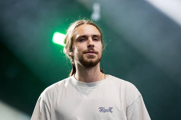 Der Rapper Zachi von der Rapcrew 01099 aus Dresden u.a. mit den bekannten Liedern: Durstlöscher oder Dachfenster) - BonnLive Kulturgarten Benefizkonzert für Betroffene der Flutkatastrophe in Rheinland-Pfalz und NRW vom 14.07.2021 am Römerbad in Bonn, 06.08.2021 - BonnLive ist eine Kooperation zwischen der fünfdrei Eventagentur und Rheinevents Bonn Am Römerbad NRW Deutschland