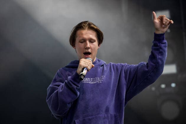 Der Rapper Paul von der Rapcrew 01099 aus Dresden u.a. mit den bekannten Liedern: Durstlöscher oder Dachfenster - BonnLive Kulturgarten Benefizkonzert für Betroffene der Flutkatastrophe in Rheinland-Pfalz und NRW vom 14.07.2021 am Römerbad in Bonn, 06.08.2021 - BonnLive ist eine Kooperation zwischen der fünfdrei Eventagentur und Rheinevents Bonn Am Römerbad NRW Deutschland