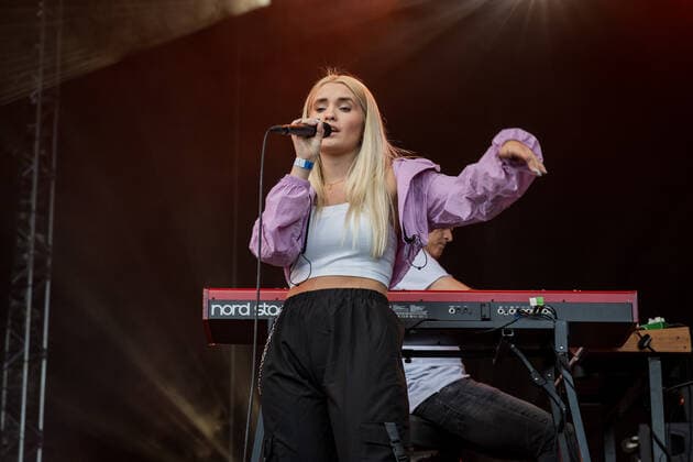 Linda Müller vom Gesangsduo LEA X LINDA - BonnLive Kulturgarten Benefizkonzert für Betroffene der Flutkatastrophe in Rheinland-Pfalz und NRW vom 14.07.2021 am Römerbad in Bonn, 06.08.2021 - BonnLive ist eine Kooperation zwischen der fünfdrei Eventagentur und Rheinevents Bonn Am Römerbad NRW Deutschland