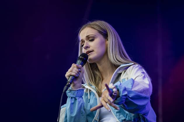 Linda Katharina Thelen vom Gesangsduo LEA X LINDA - BonnLive Kulturgarten Benefizkonzert für Betroffene der Flutkatastrophe in Rheinland-Pfalz und NRW vom 14.07.2021 am Römerbad in Bonn, 06.08.2021 - BonnLive ist eine Kooperation zwischen der fünfdrei Eventagentur und Rheinevents Bonn Am Römerbad NRW Deutschland