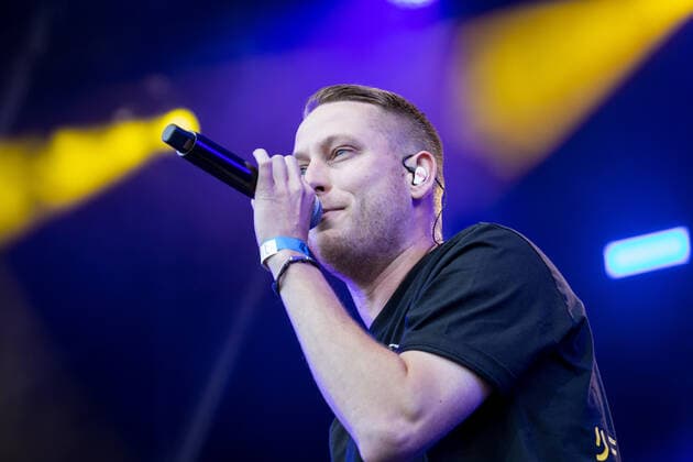 Live Auftritt vom Kölner Musiker Mo-Torres (Moritz Helf) - BonnLive Kulturgarten Benefizkonzert für Betroffene der Flutkatastrophe in Rheinland-Pfalz und NRW vom 14.07.2021 am Römerbad in Bonn, 06.08.2021 - BonnLive ist eine Kooperation zwischen der fünfdrei Eventagentur und Rheinevents Bonn Am Römerbad NRW Deutschland