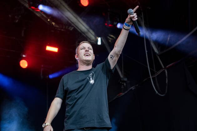 Live Auftritt vom Kölner Musiker Mo-Torres (Moritz Helf) - BonnLive Kulturgarten Benefizkonzert für Betroffene der Flutkatastrophe in Rheinland-Pfalz und NRW vom 14.07.2021 am Römerbad in Bonn, 06.08.2021 - BonnLive ist eine Kooperation zwischen der fünfdrei Eventagentur und Rheinevents Bonn Am Römerbad NRW Deutschland