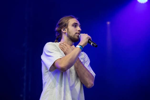Der Rapper Zachi von der Rapcrew 01099 aus Dresden u.a. mit den bekannten Liedern: Durstlöscher oder Dachfenster) - BonnLive Kulturgarten Benefizkonzert für Betroffene der Flutkatastrophe in Rheinland-Pfalz und NRW vom 14.07.2021 am Römerbad in Bonn, 06.08.2021 - BonnLive ist eine Kooperation zwischen der fünfdrei Eventagentur und Rheinevents Bonn Am Römerbad NRW Deutschland