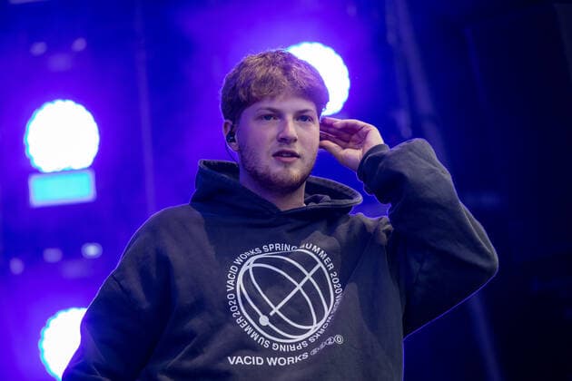 Der Rapper Gustav von der Rapcrew 01099 aus Dresden u.a. mit den bekannten Liedern: Durstlöscher oder Dachfenster - BonnLive Kulturgarten Benefizkonzert für Betroffene der Flutkatastrophe in Rheinland-Pfalz und NRW vom 14.07.2021 am Römerbad in Bonn, 06.08.2021 - BonnLive ist eine Kooperation zwischen der fünfdrei Eventagentur und Rheinevents Bonn Am Römerbad NRW Deutschland