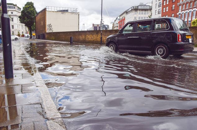 Bilder des Jahres 2021, News 08 August News Themen der Woche KW31 News Bilder des Tages August 7, 2021, London, United Kingdom: A taxi splashes through a flooded Farringdon Lane in central London after a day of heavy rain in the capital. London United Kingdom - ZUMAs197 20210807_zaa_s197_058 Copyright: xVukxValcicx