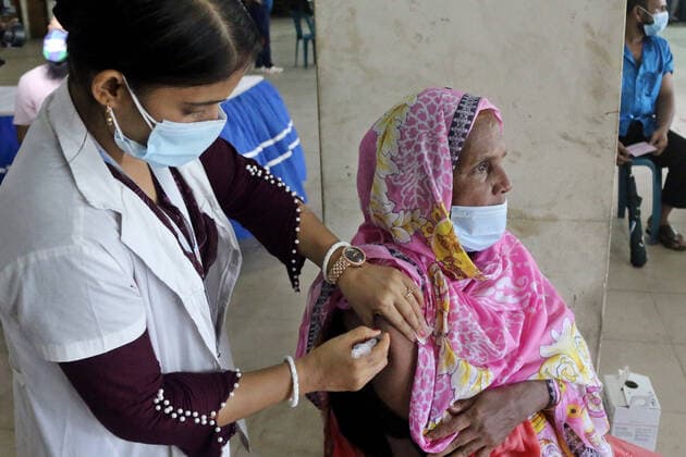 Begin Vaccine Program Against Variant Delta Of Covid-19 In Bangladesh DHAKA, BANGLADESH - AUGUST 7: A Nurse applies a dose a person during a mass vaccination campaign, to reduce the risk of contagion against the new Delta variant of Covid-19. The Government of Bangladesh, implemented a vaccination program with the aim of vaccinating the majority of people in 6 days, as an attempt to reduce the spread of Coronavirus. On August 7, 2021 in Dhaka, Bangladesh. Copyright: xHabiburxRahmanx EYEPIXGROUP_HR_07082021_11660