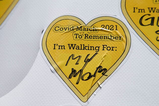 NY Covid March To Remember, Across The Brooklyn Bridge In New York City Marchers, some with yellow hearts, walk across the Brooklyn Bridge in remembrance of those who lost their lives during the Covid-19 pandemic, on August 7, 2021 in New York City, USA. The Yellow Hearts movement was started by a family that wanted to share a symbol of remembrance for those lost during the lockdown. New York City NY United States lamparski-nycovidm210807_npecZ  Copyright: xJohnxLamparskix