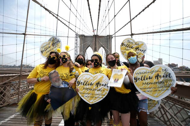 NY Covid March To Remember, Across The Brooklyn Bridge In New York City Marchers, some with yellow hearts, walk across the Brooklyn Bridge in remembrance of those who lost their lives during the Covid-19 pandemic, on August 7, 2021 in New York City, USA. The Yellow Hearts movement was started by a family that wanted to share a symbol of remembrance for those lost during the lockdown. New York City NY United States lamparski-nycovidm210807_nproA  Copyright: xJohnxLamparskix