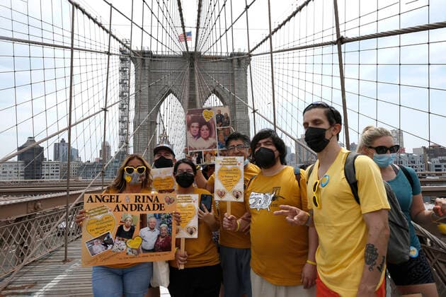 NY Covid March To Remember, Across The Brooklyn Bridge In New York City Marchers, some with yellow hearts, walk across the Brooklyn Bridge in remembrance of those who lost their lives during the Covid-19 pandemic, on August 7, 2021 in New York City, USA. The Yellow Hearts movement was started by a family that wanted to share a symbol of remembrance for those lost during the lockdown. New York City NY United States lamparski-nycovidm210807_npydp  Copyright: xJohnxLamparskix