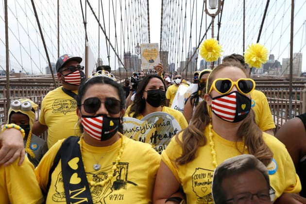 NY Covid March To Remember, Across The Brooklyn Bridge In New York City Marchers, some with yellow hearts, walk across the Brooklyn Bridge in remembrance of those who lost their lives during the Covid-19 pandemic, on August 7, 2021 in New York City, USA. The Yellow Hearts movement was started by a family that wanted to share a symbol of remembrance for those lost during the lockdown. New York City NY United States lamparski-nycovidm210807_npYEV  Copyright: xJohnxLamparskix