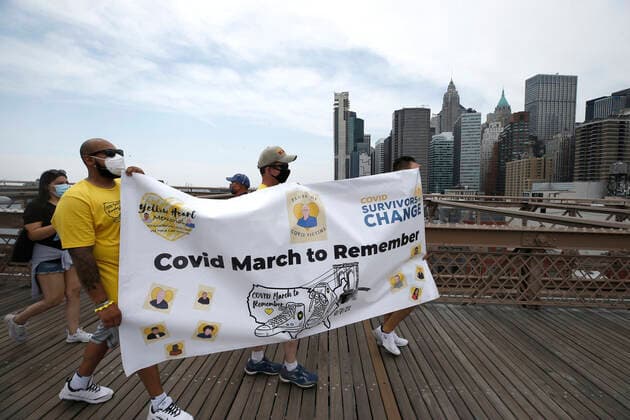NY Covid March To Remember, Across The Brooklyn Bridge In New York City Marchers, some with yellow hearts, walk across the Brooklyn Bridge in remembrance of those who lost their lives during the Covid-19 pandemic, on August 7, 2021 in New York City, USA. The Yellow Hearts movement was started by a family that wanted to share a symbol of remembrance for those lost during the lockdown. New York City NY United States lamparski-nycovidm210807_npkSi  Copyright: xJohnxLamparskix