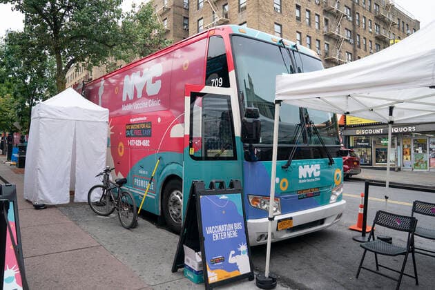News Bilder des Tages Mobile vaccination pop-up site in the Bronx Mobile vaccination pop-up site set up in the Bronx for COVID-19 vaccine available to passerby people at no cost with prepaid VISA $100 card as insensitive. City administration set up one hundred dollar insensitivity to get more people to get vaccinated amid surge of Delta variant and rise in the number of infections. The site is set by NNYC Health and Hospitals system and will remain for 3 days. They will retrun back for second dose jab on the same location in three weeks. New York New York United States Corner of West 231st street and Copyright: LevxRadin