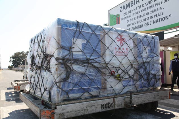 News Bilder des Tages (210807) -- LUSAKA, Aug. 7, 2021 -- A batch of China s Sinopharm vaccines arrive at the Kenneth Kaunda International Airport in Lusaka, Zambia, on Aug. 7, 2021. A batch of China s Sinopharm vaccines arrived in Zambia on Saturday to be part of the southern African nation s basket of COVID-19 vaccines. ) ZAMBIA-LUSAKA-CHINA-COVID-19 VACCINES-ARRIVAL ZhaoxYupeng 