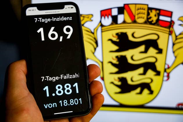 Coronavirus in Deutschland - Covid-19-Dashboard des Robert Koch-Institut DEU, Deutschland, Baden-Württemberg, 08.08.2021: Die 7-Tage-Inzidenz für das Bundesland (Fälle letzte 7 Tage 100.000 EW) wird auf einem iPhone angezeigt, im Hintergrund das Landeswappen