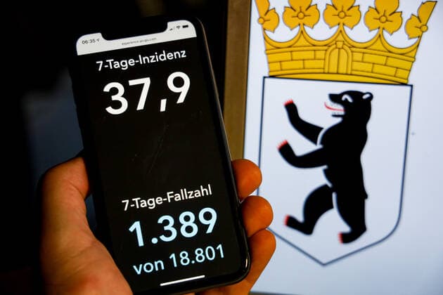 Coronavirus in Deutschland - Covid-19-Dashboard des Robert Koch-Institut DEU, Deutschland, Berlin, 08.08.2021: Die 7-Tage-Inzidenz für das Bundesland (Fälle letzte 7 Tage 100.000 EW) wird auf einem iPhone angezeigt, im Hintergrund das Landeswappen