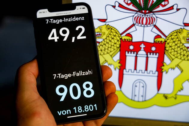 Coronavirus in Deutschland - Covid-19-Dashboard des Robert Koch-Institut DEU, Deutschland, Hamburg, 08.08.2021: Die 7-Tage-Inzidenz für das Bundesland (Fälle letzte 7 Tage 100.000 EW) wird auf einem iPhone angezeigt, im Hintergrund das Landeswappen
