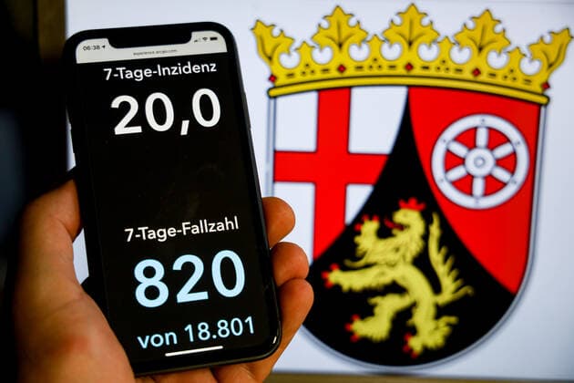 Coronavirus in Deutschland - Covid-19-Dashboard des Robert Koch-Institut DEU, Deutschland, Rheinland-Pfalz, 08.08.2021: Die 7-Tage-Inzidenz für das Bundesland (Fälle letzte 7 Tage 100.000 EW) wird auf einem iPhone angezeigt, im Hintergrund das Landeswappen