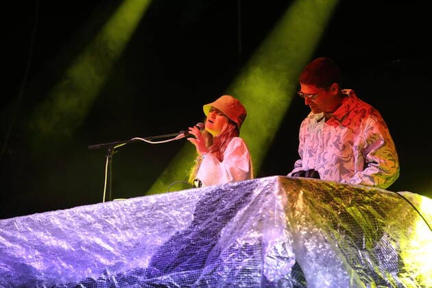 Inez Schaefer und Demian Kappenstein vom Duo Ätna beim Bergfunk Open Air auf dem Funkerberg in Königs Wusterhausen, 7. August 2021. Bergfunk Open Air