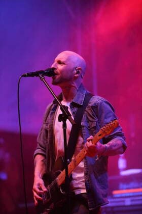Philipp Müller von der Band Smile and Burn beim Bergfunk Open Air auf dem Funkerberg in Königs Wusterhausen, 7. August 2021. Bergfunk Open Air