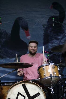 Fabian Wolli Wollert von der Band Smile and Burn beim Bergfunk Open Air auf dem Funkerberg in Königs Wusterhausen, 7. August 2021. Bergfunk Open Air