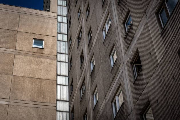 Berlin Mitte; Platte Plattenbau Memhardstraße Karl-Liebknecht-Straße, MEMI genannt - das mysteriöse einzelne Fenster in der Fassade Berlin