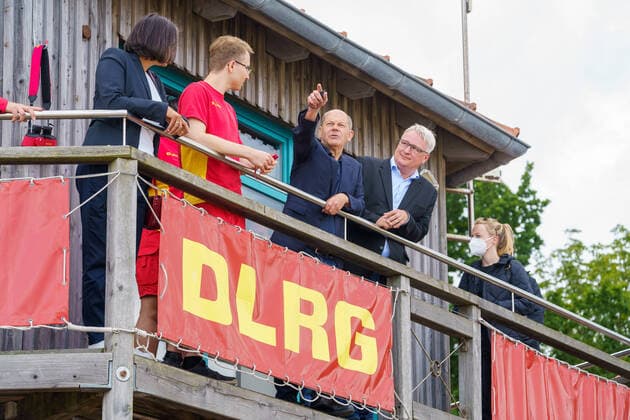 Wahlkampfveranstaltung der SPD zur Bundestagswahl 2021 - Olaf Scholz auf Wahlkampftour durch Schleswig-Holstein - Besuch der Rettungswacht der DLRG am Strand von Eckernförde - Austausch mit dem Präsidenten des DLRG-Landesverbandes und Besichtigung der Hauptwache am Strand in Eckernförde -;Wahlkampfveranstaltung der SPD zur Bundestagswahl 2021 - Olaf Scholz auf Wahlkampftour durch Schleswig-Holstein - Besuch der Rettungswacht der DLRG am Strand von Eckernförde - Austausch mit dem Präsidenten des DLRG-Landesverbandes und Besichtigung der H, Eckernförde Schleswig-Holstein Deutschland Rettungsstation DSRL