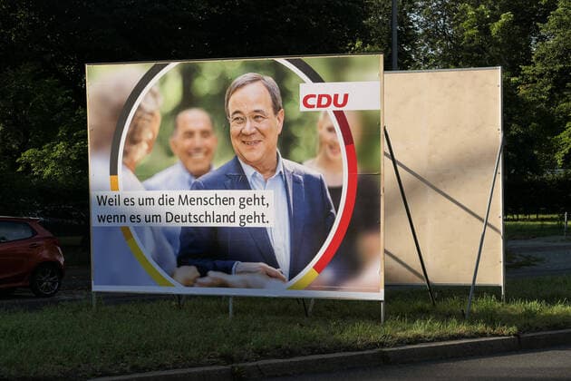 08.08.2021,Berlin,Deutschland,GER,Wahlwerbung (Plakat) zur Bundestagswahl am 26.09.2021.Motiv:CDU Kanzlerkandidat Armin Laschet.Gesehen am Hohenzollerndamm im Bezirk Wilmersdorf.