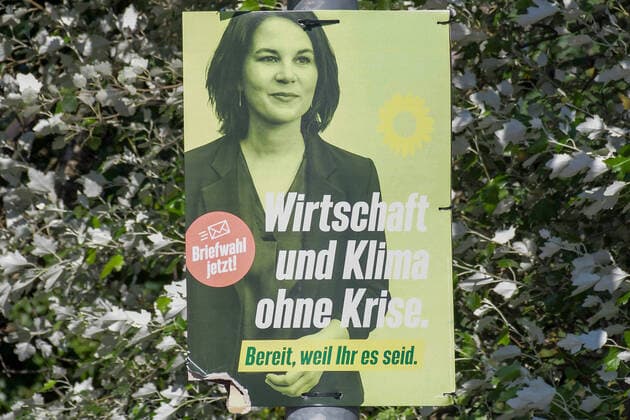Wahlplakate - Bundestagswahl 2021 am 08.08.2021 in Oberhausen in Wahlplakat der Partei Bündnis 90 Die Grünen mit der Aufschrift: Analena Baerbock - Wirtschaft und Klima ohne Krise. Bereit, weil Ihr es seid. Die Bundestagswahl 2021 wird die Wahl zum 20. Deutschen Bundestag. Sie wird am 26. September 2021 stattfinden.