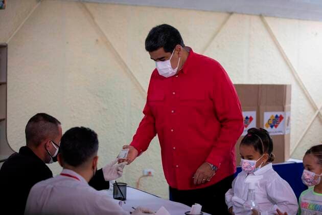 Bilder des Jahres 2021, News 08 August News Themen der Woche KW31 News Bilder des Tages The President of Venezuela Nicolas Maduro, along with his granddaughters, votes in the primary elections of the United Socialist Party of Venezuela (PSUV), at the Fuerte Tiuna Ecological School in Caracas, Venezuela, 08 August 2021. On this day, Chavismo elects its candidates for the local and regional elections on November 21. Primary elections of the PSUV in Venezuela !ACHTUNG: NUR REDAKTIONELLE NUTZUNG!  Copyright: xRaynerxPenax AME7499 20210808-247e6ff061e0d4c45f9289a6442dfbad3c741a19