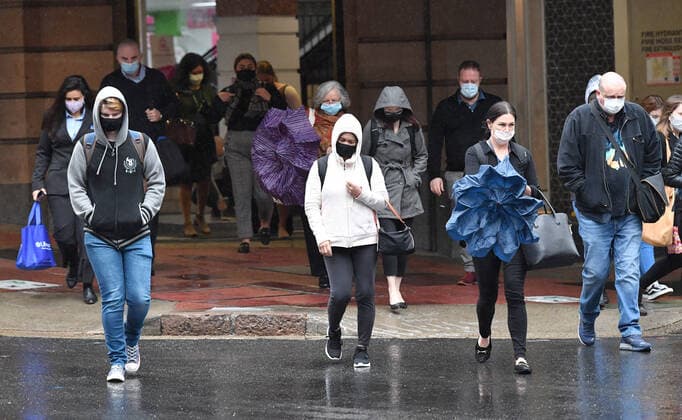 QLD CORONAVIRUS COVID19, People wearing protective face masks are seen in the CBD of Brisbane after the end of the lockdown, Monday, August 9, 2021. An eight-day lockdown has ended in Southeast Queensland after nine new COVID-19 cases were recorded in Queensland on Sunday. ( NO ARCHIVING, EDITORIAL USE ONLY, NO USE IN BOOKS WITHOUT CONSENT BRISBANE QLD AUSTRALIA  Copyright: xDARRENxENGLANDx 20210809001565674119