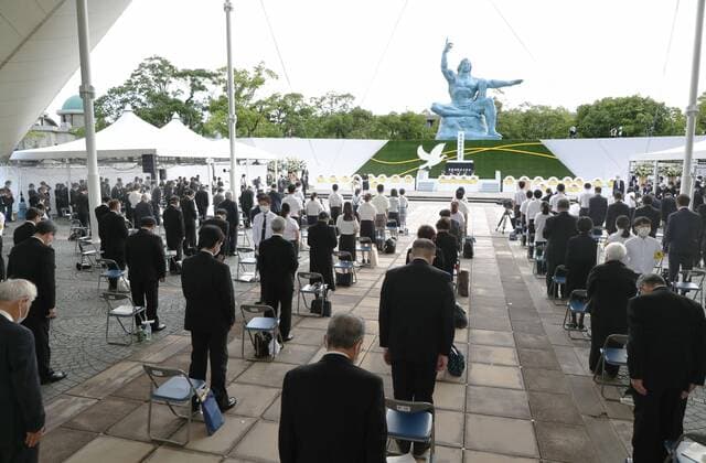 Bilder des Jahres 2021, News 08 August News Themen der Woche KW32 News Bilder des Tages 76th A-bomb anniversary in Nagasaki People observe a moment of silence at 11:02 a.m. on Aug. 9, 2021, the exact time when an atomic bomb was dropped on Nagasaki by the United States 76 years ago, during the annual ceremony at Peace Park in the southwestern Japan city. (Pool photo)  A14AA0000757538P