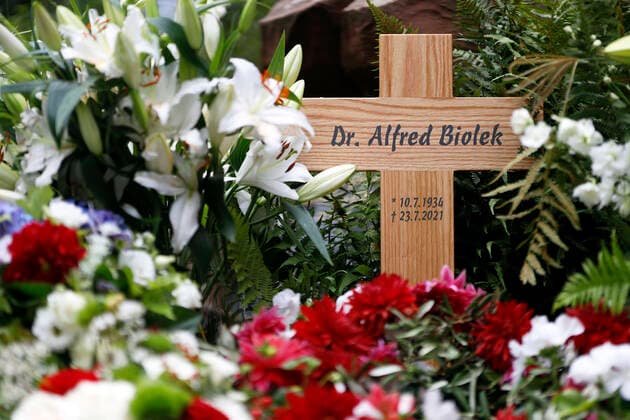 Bilder des Jahres 2021, Entertainment 08 August Entertainment Themen der Woche KW32 Entertainment Bilder des Tages Ein Holzkreuz markiert das Grab von Dr. Alfred Biolek auf dem Melaten Friedhof. Die Urne mit Bioleks Asche war am Freitag im engsten Familienkreis beigesetzt worden. Die Grabstätte gehört der Familie Gruber, mit der Biolek eng befreundet war. Köln, 09.08.2021 *** A wooden cross marks the grave of Dr Alfred Biolek at Melaten Cemetery The urn containing Bioleks ashes was buried on Friday in the closest family circle The gravesite belongs to the Gruber family, with whom Biolek was close friends Cologne, 09 08 2021 Foto:xC.xHardtx xFuturexImage