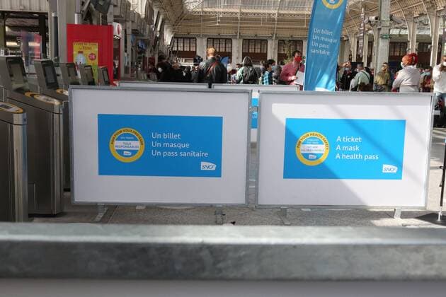 Coronavirus in Frankreich, Aufhebung von Beschränkungen mit Gesundheitspass mise en place du pass sanitaire dans les transports en gare de Lyon a Paris NEWS: Le pass sanitaire dans les gares - Paris - 09 08 2021 JonathanRebboah Panoramic  PESRK24022012