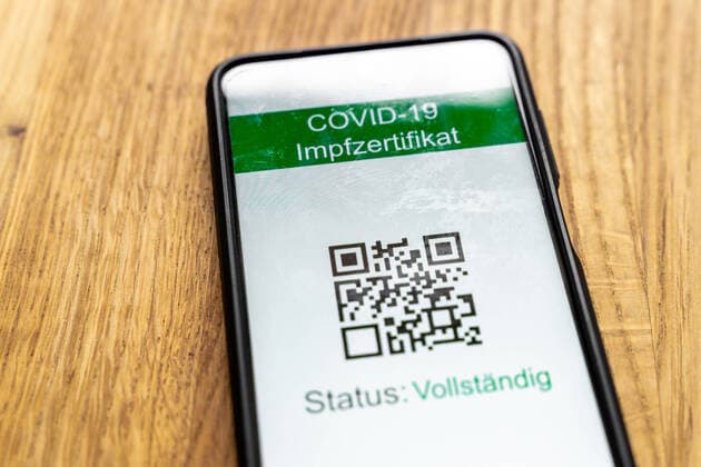 Grüner Pass Covid 19 Gesundheit und Impfzertifikat auf dem Smartphone Bildschirm, Getestet, Geimpft oder Genesen nach der 3 G Regel