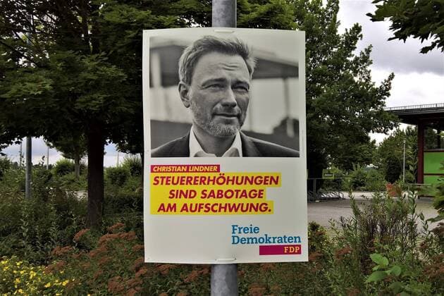 Wahlplakat von Christian Lindner, FDP (Freie Demokraten), Werbung zur Wahl 2021. Slogan: Steuererhoehung sind Sabotage am Aufschwung
