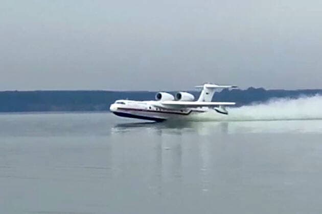 News Bilder des Tages MORDOVIA, RUSSIA - AUGUST 9, 2021: Pictured in this video screen grab is a Beriev Be-200 amphibious aircraft collecting water to help battle a wildfire in the Smidovich Nature Reserve in the Temnikov District, in Russiaâ€™s Republic of Mordovia. A wildfire broke out in the nature reserve after a lightning strike set dry grass and brushwood on fire on 3 August. The districtâ€™s authorities declared a state of emergency. Temporary accommodation has been set up in case evacuation becomes necessary. Video grab. Russian Emergencies Ministry TASS A STILL IMAGE TAKEN FROM A VIDEO PROVIDED BY A THIRD PARTY. EDITORIAL USE ONLY  TS10C35B