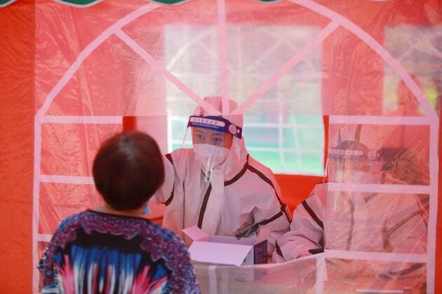 (210809) -- YANGZHOU, Aug. 9, 2021 -- A medical worker takes a swab sample from a woman at a COVID-19 nucleic acid testing site in Hanjiang District of Yangzhou, east China s Jiangsu Province, Aug. 9, 2021. The city of Yangzhou has launched its fifth round of COVID-19 mass testing on Monday. (Photo by Xinhua) CHINA-JIANGSU-YANGZHOU-COVID-19-TESTS (CN) MengxDelong 