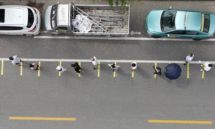 (210809) -- YANGZHOU, Aug. 9, 2021 -- In this aerial photo, residents queue up for COVID-19 nucleic acid tests at a testing site in Hanjiang District of Yangzhou, east China s Jiangsu Province, Aug. 9, 2021. The city of Yangzhou has launched its fifth round of COVID-19 mass testing on Monday. (Photo by Xinhua) CHINA-JIANGSU-YANGZHOU-COVID-19-TESTS (CN) MengxDelong 