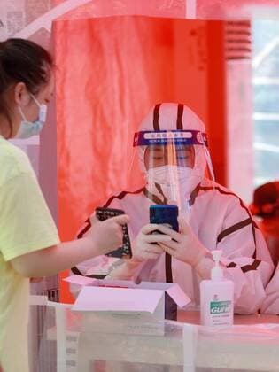 (210809) -- YANGZHOU, Aug. 9, 2021 -- A medical worker checks a resident s information before taking a swab sample at a COVID-19 nucleic acid testing site in Hanjiang District of Yangzhou, east China s Jiangsu Province, Aug. 9, 2021. The city of Yangzhou has launched its fifth round of COVID-19 mass testing on Monday. (Photo by Xinhua) CHINA-JIANGSU-YANGZHOU-COVID-19-TESTS (CN) MengxDelong 