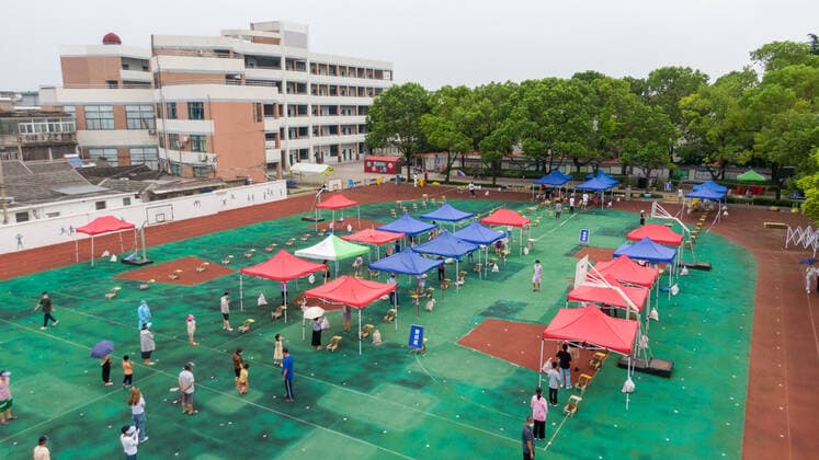 News Bilder des Tages (210809) -- YANGZHOU, Aug. 9, 2021 -- Aerial photo taken on Aug. 9, 2021 shows a COVID-19 nucleic acid testing site in Guangling District of Yangzhou, east China s Jiangsu Province. The city of Yangzhou has launched its fifth round of COVID-19 mass testing on Monday. ) CHINA-JIANGSU-YANGZHOU-COVID-19-TESTS (CN) LixBo 