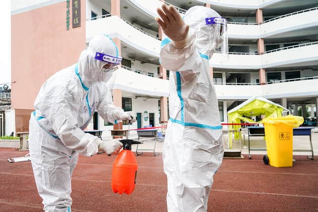 (210809) -- YANGZHOU, Aug. 9, 2021 -- A medical worker disinfects a colleague at a COVID-19 nucleic acid testing site in Guangling District of Yangzhou, east China s Jiangsu Province, Aug. 9, 2021. The city of Yangzhou has launched its fifth round of COVID-19 mass testing on Monday. ) CHINA-JIANGSU-YANGZHOU-COVID-19-TESTS (CN) LixBo 