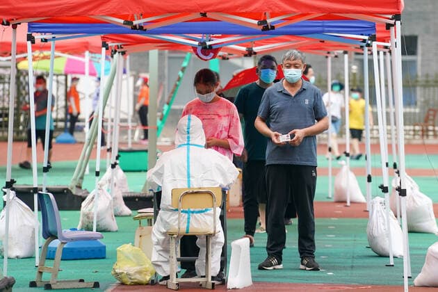 (210809) -- YANGZHOU, Aug. 9, 2021 -- Residents register for COVID-19 nucleic acid tests at a testing site in Guangling District of Yangzhou, east China s Jiangsu Province, Aug. 9, 2021. The city of Yangzhou has launched its fifth round of COVID-19 mass testing on Monday. ) CHINA-JIANGSU-YANGZHOU-COVID-19-TESTS (CN) LixBo 