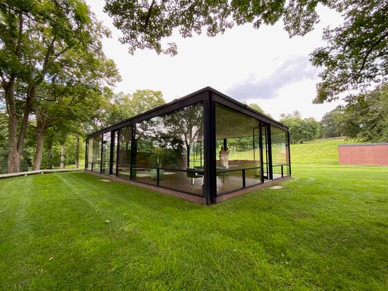 Architektur von Philip Johnson July 30, 2021, New Canaan, Connecticut, USA: Philip JohnsonÃ¢â‚¬â ¢s Glass House (1949) in New Canaan, Connecticut, is shown Friday July 30, 2021. The glass and painted steel house measures 1728 sq. ft. NOTE: PHOTOS FOR EDITORIAL USE ONLY, NO COMMERCIAL USE PERMITTED New Canaan USA - ZUMAh154 20210730_znp_h154_008 Copyright: xMarkxHertzbergx
