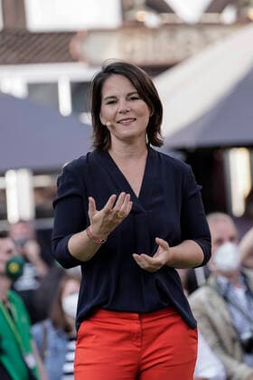 Wahlkampfauftakt und Start der Wahlkampftour Bereit, weil ihr es seid Buendnis 90 Die Gruenen in Hildesheim Aktuell, 09.08.2021, Hildesheim, Bundesvorsitzende und Kanzlerkandidatin Annalena Baerbock im Portrait beim Wahlkampfauftakt und Start der Wahlkampftour Bereit, weil ihr es seid von Buendnis 90 Die Gruenen am Marktplatz in Hildesheim Hildesheim Niedersachsen Deutschland